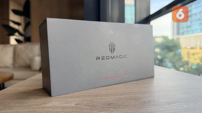 Unboxing Redmagic 11 Pro, HP Gaming dengan Liquid Cooling Aktif Pertama di Dunia Siap Rilis di Indonesia. (Liputan6.com/ Yuslianson)