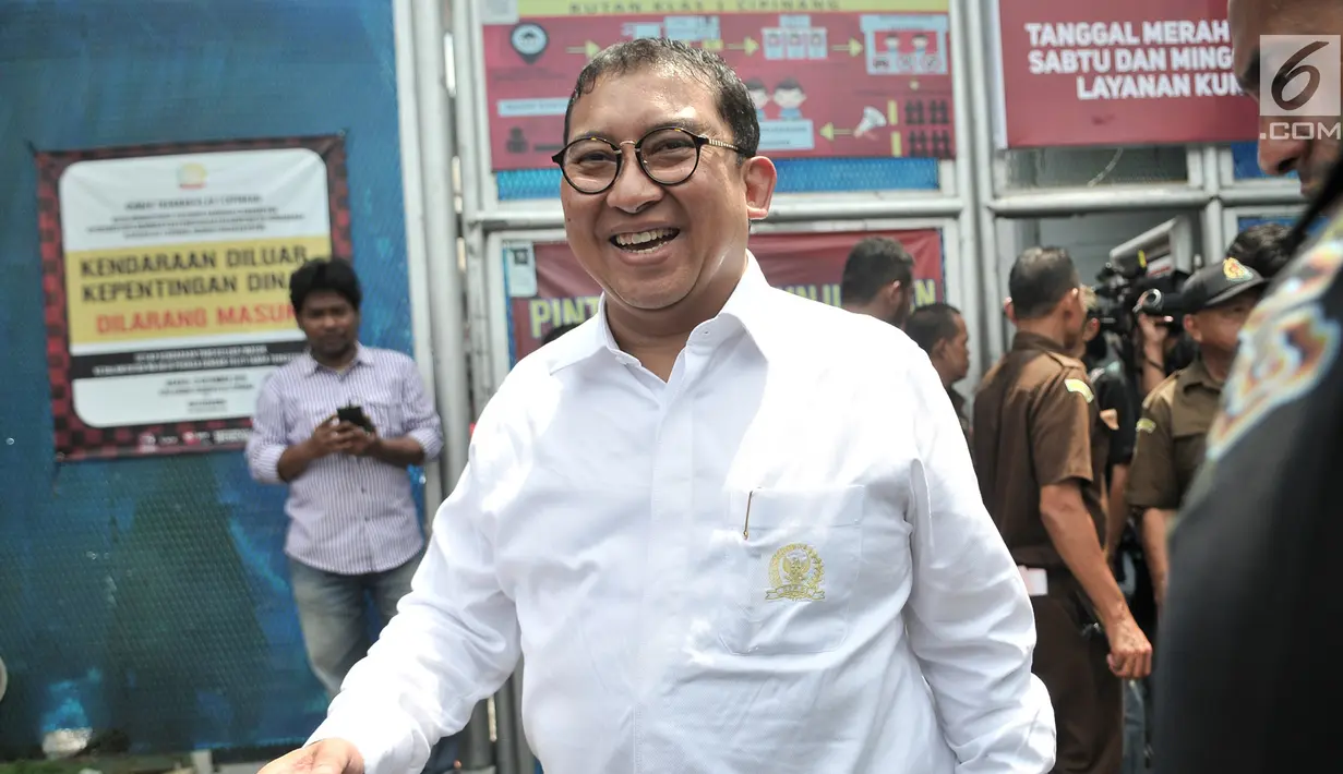 Wakil Ketua DPR Fadli Zon tersenyum kepada awak media usai menjenguk Ahmad Dhani di Rutan Klas I Cipinang, Jakarta, Rabu (6/2). Fadli Zon dan Fahri mempertanyakan rencana pemindahan Ahmad Dhani ke Surabaya. (Merdeka.com/Iqbal S Nugroho)
