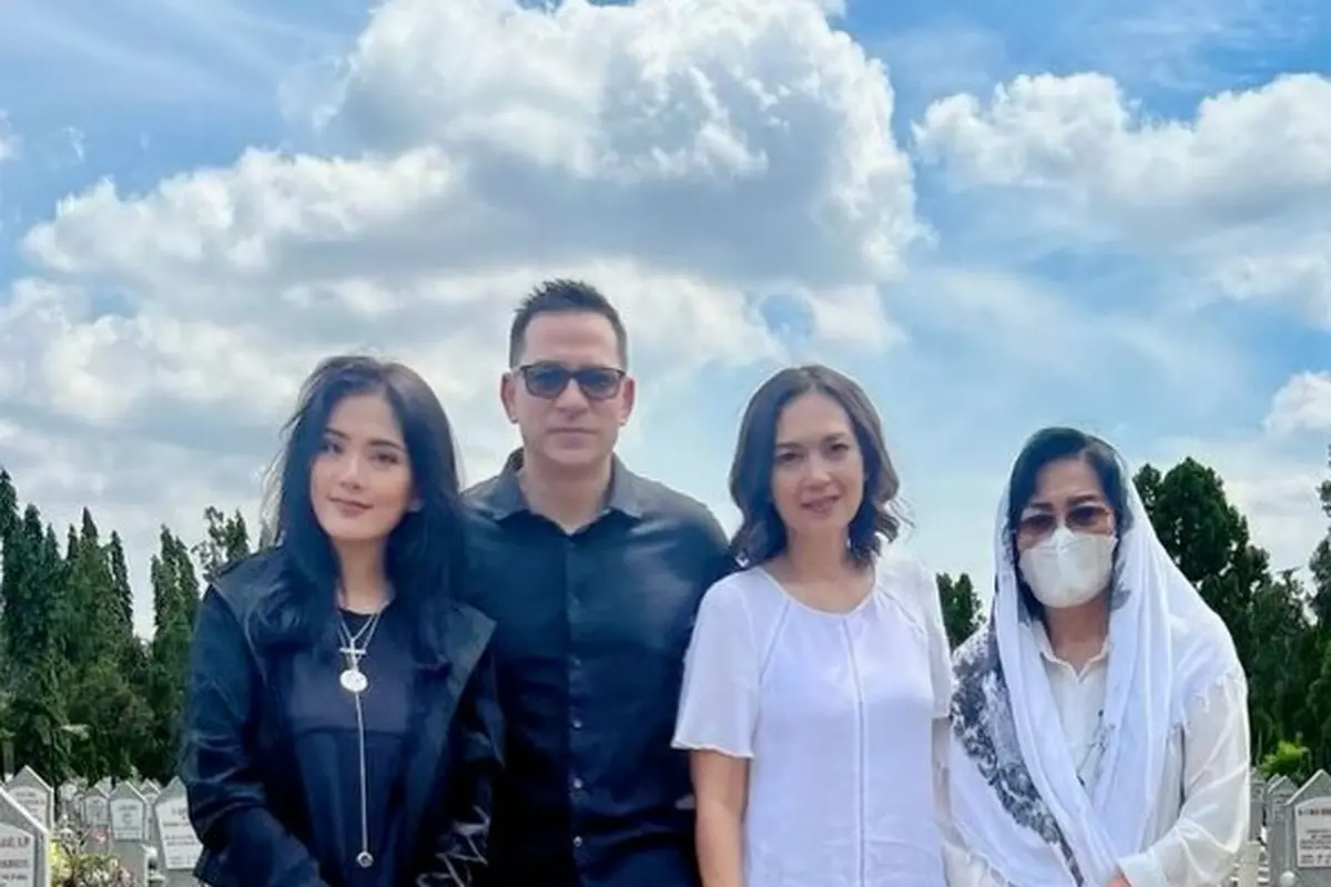 Potret Ira dan Ari Wibowo bersama Eve dan mama saat nyekar ke makam sang ayah (Sumber: Instagram/irawbw)