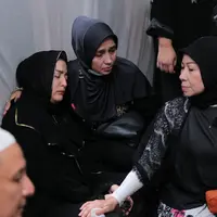 Air mata Jane Shalimar tak henti-hentinya menetes membasahi pipinya. Dari pantauan Bintang.com, mata artis senior itu terlihat sembab. Seperti diketahui, ibunda Jane, Isye Faizah meninggal dunia pada hari ini pukul 03.15 WIB. (Adrian Putra/Bintang.com)