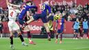Pemain Barcelona, Fermin Lopez mencetak gol kedua timnya ke gawang Sevilla dalam laga lanjutan Liga Spanyol 2024/2025 di Ramon Sanchez Pizjuan Stadium, Sevilla, Spanyol, Senin (10/02/2025) dini hari WIB. (AFP/Cristina Quicler)