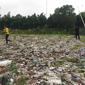 Hamparan sampah seluas lapangan bola di tengah permukiman warga di Kampung Caman, Jakasampurna, Bekasi Barat, Kota Bekasi. (Liputan6.com/Bam Sinulingga)