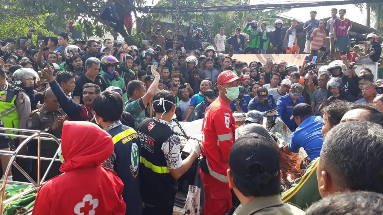 Sebuah kecelakaan maut antara kendaraan pribadi dengan truk tanah terjadi di Jalan Imam Bonjol, Kota Tangerang, Kamis (1/8/2019).