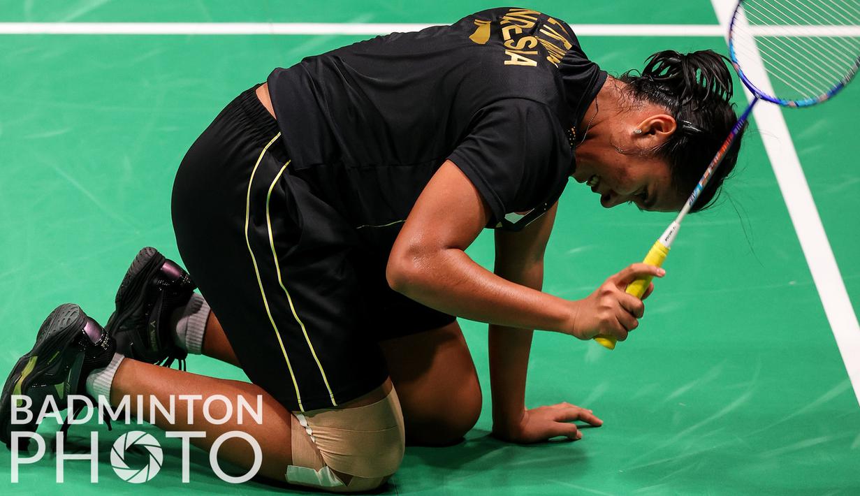 Pada gim kedua, Ester Nurumi benar-benar dibuat kesusahan dengan permaianan Phittayaporn Chaiwan. Terus tertinggal, Ester akhirnya takluk dengan skor 8-21. Hasil tersebut juga membuat Indonesia harus terhenti di Piala Uber 2020. Indonesia kalah 3-2 dari Thailand. (Badminton Photo/Yohan Nonotte)