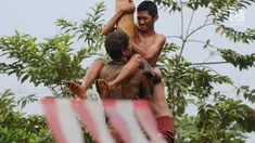 Para peserta berjibaku lumpur dan oli mengikuti lomba panjat pinang di Perumahan Griya Pamulang 2, Tangerang Selatan, Jumat (17/8). Lomba yang diselengarakan oleh Bina Remaja ini dalam rangka memeriahkan HUT Ke-73 RI. (Merdeka.com/Dwi narwoko)