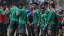 Para pemain Timnas Indonesia berkumpul usai latihan di Lapangan ABC Senayan, Jakarta, Sabtu (17/3/2018). Latihan ini merupakan persiapan jelang laga uji coba melawan Singapura. (Bola.com/Vitalis Yogi Trisna)