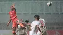 Pemain Persiraja Banda Aceh, Paulo Henrique (kiri) menyundul bola saat melawan Persija Jakarta dalam laga pekan ke-6 BRI Liga 1 2021/2022 di Stadion Pakansari, Bogor, Sabtu (10/2/2021). Persiraja kalah 0-1. (Bola.com/M Iqbal Ichsan)