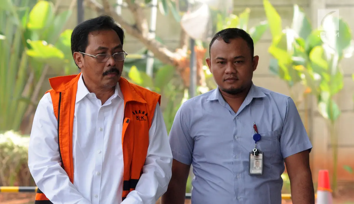 Gubernur nonaktif Kepulauan Riau Nurdin Basirun (kiri) tiba di Gedung KPK, Jakarta, Selasa (30/7/2019). Nurdin Basirun diperiksa sebagai tersangka terkait dugaan suap izin lokasi rencana reklamasi di wilayah Kepulauan Riau. (merdeka.com/Dwi Narwoko)