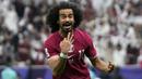 Striker Timnas Qatar berusia 27 tahun, Akram Afif sukses mengunci gelar top skor Piala Asia 2023 dengan total raihan 8 gol. Padahal sebelum laga final digelar, ia masih mengoleksi 5 gol dan berada di posisi kedua di bawah Aymen Hussein. Berkat tiga gol dari titik penalti ke gawang Yordania di laga final, ia melesat melewati rivalnya asal Irak tersebut. (AP Photo/Thanassis Stavrakis)
