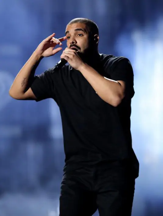 Belakangan nama Leonardo DiCaprio tersiar sedang berusaha mendekati Bella. Sayangnya, Bella tak menanggapi lelaki itu dan lebih memilih seorang Rapper bernama Drake.  (AFP/Bintang.com)