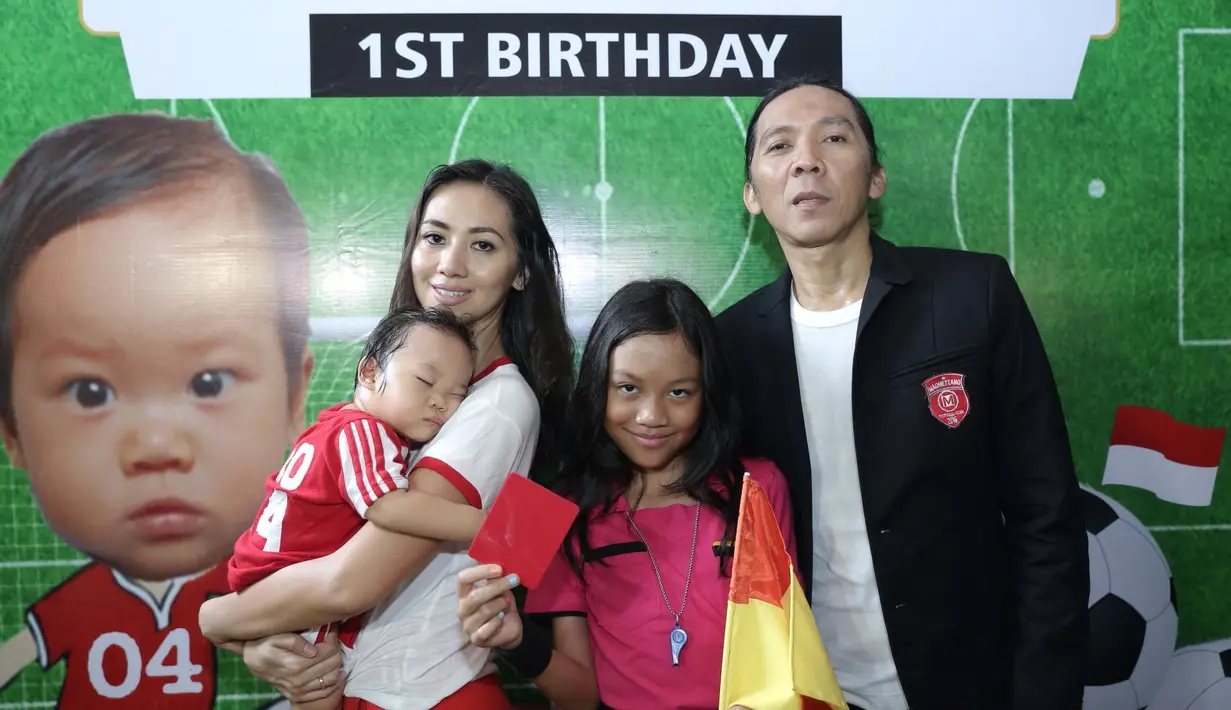 Bimbim Slank menikah dengan Reny Setiawan pada 17 tahun silam. Dari pernikahannya, telah dikaruniai tiga orang anak. Rumah tangga pasangan ini juga jauh dari gosip tak sedap. (Galih W Satria/Bintang.com)