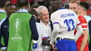 Pelatih Prancis, Didier Deschamps (tengah kanan) memeluk pemainnya, N'Golo Kante saat merayakan kemenangan timnya atas Austria pada Grup D Euro 2024 di Duesseldorf Arena, Duesseldorf, Jerman, Selasa (18/06/2024) WIB. (AFP/Alberto Pizzoli)