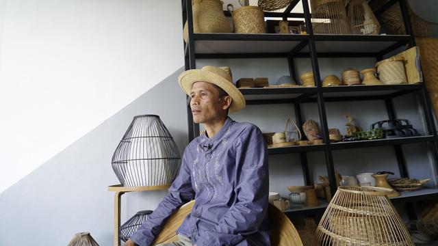 Utang Mamad (50) menunjukan ragam hasil kerajinan handmade berbahan bambu di workshop khusus bambu di wilayah Kecamatan Selaawi, Garut, Jawa Barat.