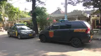 Polisi periksa rekaman CCTV sekitar lokasi penyerangan 2 Brimob, Sabtu (1/7/2017). (Liputan6.com/Nafiysul Qodar)