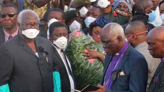 Presiden Sierra Leone Ernest Bai Koroma (kedua kanan) saat menghadiri acara pemakaman korban longsor di pemakaman Paloko, Sierra Leone,(17/8). Pemerintah setempat telah mengubur 350 orang yang tewas akibat musibah tersebut. (AP Photo/Manika Kamara)