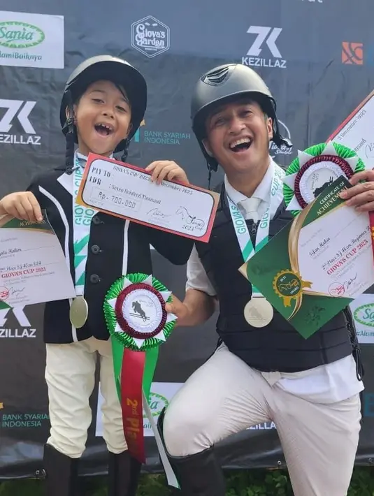 <p>Akhirnya Djalu Hakim anak Irfan Hakim meraih medali pertama dalam berkuda. Anak keempat Irfan Hakim dan Della Sabrina itu berhasil memboyong dua kemenangan dalam kejuaraan yang digelar di Bogor, Jawa Barat. [Instagram/irfanhakim75]</p>