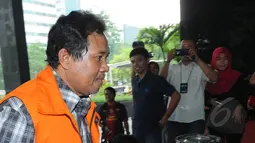 Zaini Arony berjalan masuk ke dalam Gedung KPK untuk di periksa, Jakarta, Kamis (2/4/2015). ). Zaini diperiksa kasus dugaan pemerasan terkait permohonan izin pengembangan kawasan wisata di Lombok Barat, Nusa Tenggara Barat. (Liputan6.com/Herman Zakharia)