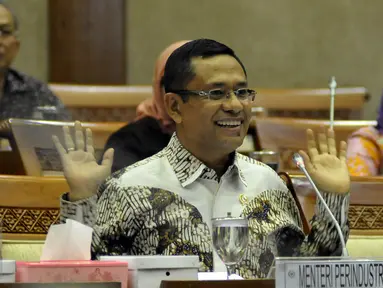 Menteri Perindustrian Saleh Husin (kanan) saat mengikuti Rapat Kerja dengan Komisi VI DPR RI, Senayan, Jakarta, Selasa (19/4). Rapat membahas Realisasi Anggaran 2016 pada Triwulan I dan Progres pelaksanaan Anggaran 2016. (Liputan6.com/JohanTallo)