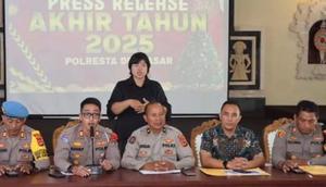 Kepala Seksi Humas Polresta Denpasar Kompol Ketut Sukadi (di tengah) (Foto: Instagram @polrestadenpasar).