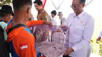 Cegah Serangan Hama Tikus, Menteri PU Serahkan Burung Hantu ke Petani di Kuningan