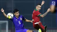 Pemain depan Timnas Indonesia U-23, Alberto Goncalves (kanan) berebut bola dengan pemain Thailand U-23, Shinnaphat Leeaoh pada laga persahabatan di Stadion PTIK, Jakarta, Kamis (31/5). Indonesia U-23 kalah 1-2. (Liputan6.com/Helmi Fithriansyah)