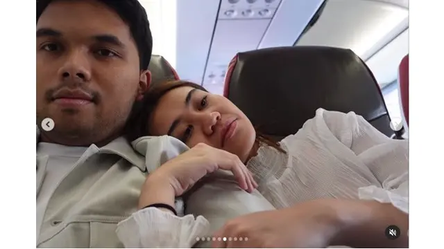 6 Potret Perayaan Ultah Aaliyah Massaid Bareng Thariq di Bali, Intimate Serba Putih