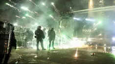 Para pengunjuk rasa menembakkan kembang api ke arah polisi pada hari keempat protes nasional menentang keputusan pemerintah untuk menunda pembicaraan keanggotaan Uni Eropa di Tbilisi pada tanggal 2 Desember 2024. (Giorgi ARJEVANIDZE/AFP)