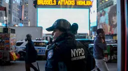 Anggota NYPD berpatroli di stasiun kereta bawah tanah di Manhattan, New York, Selasa (22/3). Pasca serangan teror di Brussels, pihak keamanan AS meningkatkan pengamanan di bandara, stasiun kereta, dan tempat vital lainnya. (REUTERS/Stephanie Keith)