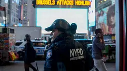 Anggota NYPD berpatroli di stasiun kereta bawah tanah di Manhattan, New York, Selasa (22/3). Pasca serangan teror di Brussels, pihak keamanan AS meningkatkan pengamanan di bandara, stasiun kereta, dan tempat vital lainnya. (REUTERS/Stephanie Keith)