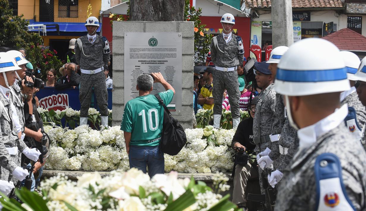 Pesawat yang ditumpangi para pemain dan staf Chapecoense, jatuh di kawasan Meddellin, Kolombia yang merenggut 76 korban jiwa. Hanya ada tiga pemain Chapecoense yang selamat, yaitu Neto, Jackson Follman, dan Alan Ruschel. (AFP/Juaoquin Sarmiento)