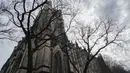 Katedral St. John the Divine yang akan menjadi rumah sakit lapangan untuk menangani pasien virus corona (Covid-19) di New York, 7 April 2020.  Gereja yang dikenal sebagai Katedral Gotik terbesar di dunia itu diestimasi dapat menampung sembilan tenda medis di ruang bawah tanah. (Bryan R. Smith/AFP)