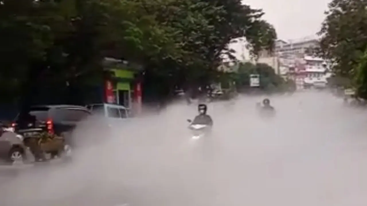 Kabut putih gas CO2 menyelimuti ruas jalan di sepanjang Jalan Gatot Subroto, Cimone, Kota Tangerang, Banten, Rabu (6/7/2022) pagi. Lalu lintas pun tersendat akibat insiden ini. (Istimewa)