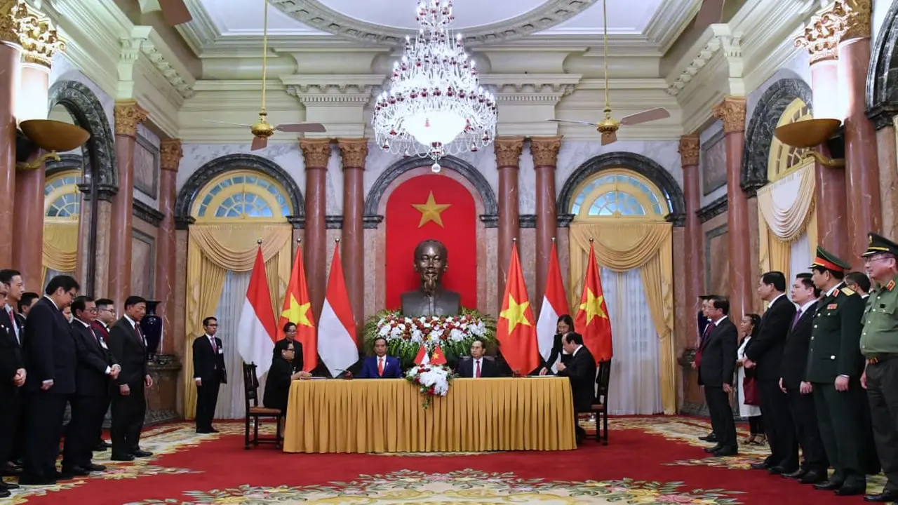 Presiden Jokowi dan Presiden Vietnam Trần Đại Quang menyaksikan penandatangan kesepakatan di Istana Kepresidenan Vietnam, Hanoi, Selasa (11/9). (Foto: BPMI)