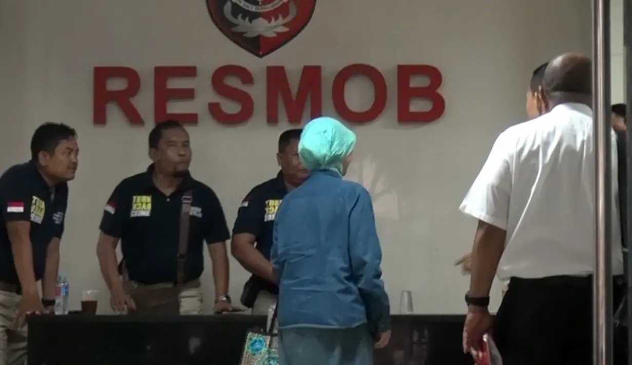 Ariyani menjalani pemeriksaan selama sembilan jam. Ia didampingi oleh kuasa hukumnya, Ferry H. Amahorseya. Meski terlihat lelah setelah menjalani pemeriksaan, ibunya masih seperti biasa. (Hasan Iskandar/Bintang.com)