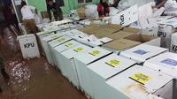 Ratusan kotak surat suara kardus di Kabupaten Bogor, Jawa Barat rusak akibat terendam banjir karena hujan deras yang terjadi pada Minggu (15/4/2019) sore.