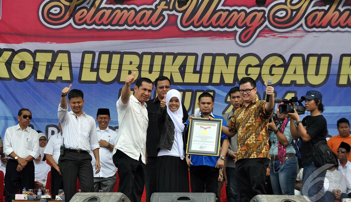 Penyerahan rekor MURI yang di terima Walikota Lubuklinggau di lapangan eks Kompi, Lubuklinggau, (17/10/14). (Liputan6.com/Miftahul Hayat)