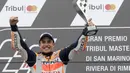 Marc Marquez menerima trofi juara pada balapan MotoGP San Mariono di Sikuit Marco Simoncelli, Misano Adriatico, Italia (10/9/2017). (AP/Antonio Calanni)