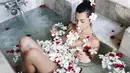 Dengan taburan bunga, Jennifer Bachdim terlihat begitu anggun saat berpose di dalam bathtub. (Foto: instagram.com/jenniferbachdim)