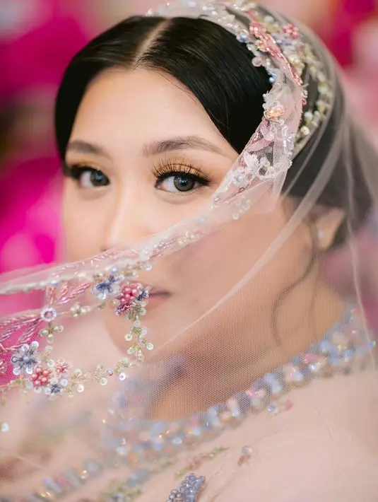 Dilengkapi dengan kerudung tile yang dihiasi payetan bunga selaras dengan dress yang dikenakannya. [@clarissaputri_].