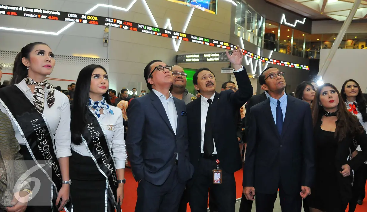 Tito Sulistio bersama Tantowi Yahya dan para model Grand Finalis Miss Popular 2016 memperhatikan layar monitor pergerakan saham saat pembukaan perdagangan saham di Gedung Bursa Efek Indonesia, Jakarta, Kamis (03/11). (Liputan6.com/Angga Yuniar)