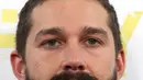 Setelah untuk beberapa saat memiliki rambut panjang serta jenggot tebal, kini Shia LaBeouf mencukurnya habis. (Bintang/EPA)