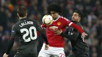 Dua gelandang, Emre Can (Liverpool/kanan) dan Marouane Fellaini (Manchester United/tengah) berjibaku untuk menguasai bola, pada laga Leg 2 Babak 16 Besar Liga Europa, di Stadion Old Trafford, Jumat (18/3/2016) dini hari WIB. Pertandingan berakhir dengan s