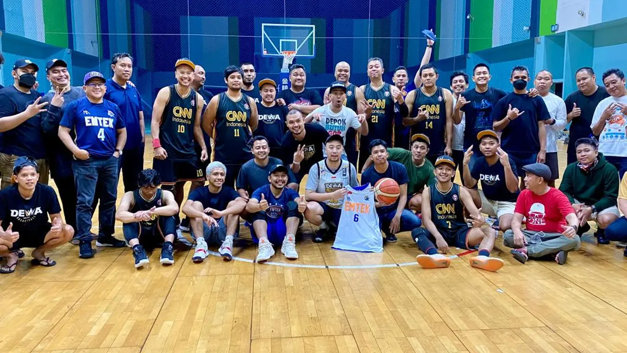Dewa United Surabaya Tanding Basket Lawan Awak Media termasuk Emtek Group di GBK Arena