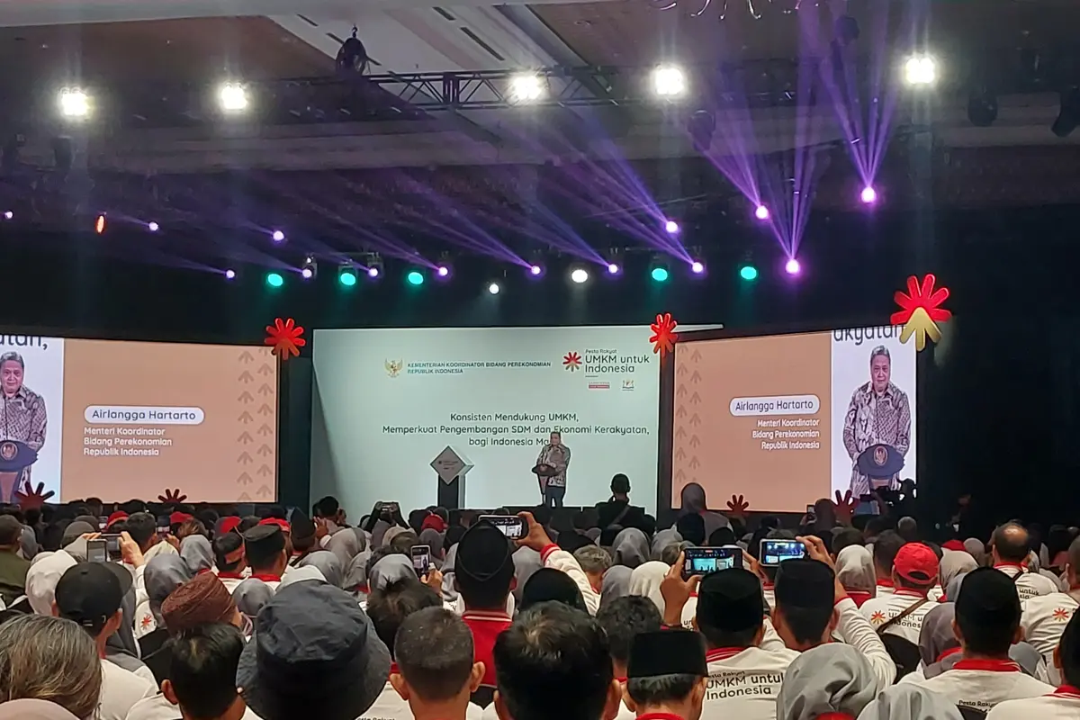 Menteri Koordinator Bidang Perekonomian, Airlangga Hartarto dalam Pesta Rakyat UMKM Indonesia yang digelar PT HM Sampoerna Tbk, di JCC Senayan, Jakarta, Senin (22/7/2024). (Arief/Liputan6.com)