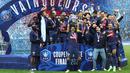 Bek Paris Saint-Germain #05 Marquinhos (tengah) mengangkat trofi Coupe de France 2023/2024 saat berselebrasi dengan timnya setelah menang atas Olympique Lyon pada laga final di Stadion Pierre-Mauroy, Minggu (26/5/2024) dini hari WIB. (FRANCK FIFE / AFP)