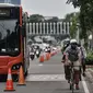 Pengguna sepeda saat berkeliling di Jalan Jenderal Soedirman, Jakarta, Minggu (11/10/2020). Pemprov DKI Jakarta juga memberi kelonggaran aktivitas perkantoran namun dengan pembatasan 50 persen dari kapasitas yang disediakan. (merdeka.com/Iqbal S. Nugroho)