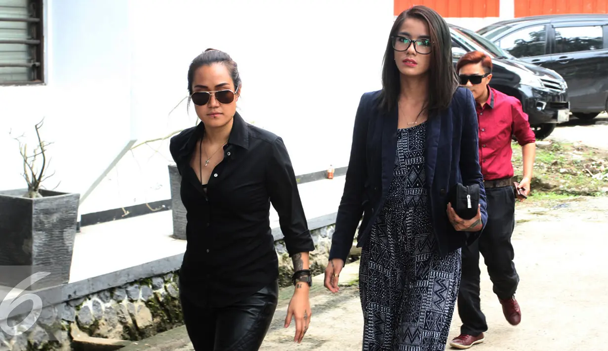 Selebritis Sheila Marcia (kanan) saat tiba di Pengadilan Negeri Tangerang, Selasa (20/7). Agenda sidang adalah mediasi antara Sheila Marcia dan Kiki Mirano. (Liputan6.com/Herman Zakharia)