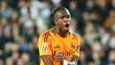 Real Madrid harus bermain dengan 10 orang di menit ke-79. Vinicius diganjar kartu merah setelah tertangkap VAR memukul kepala kiper Valencia, Dimitrievski. (AP Photo/Alberto Saiz)