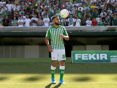 Gelandang asal Prancis, Nabil Fekir menjugling bola selama presentasi resmi dirinya sebagai pemain baru Real Betis di stadion Benito Villamarin di Seville (6/8/2019). Fekir direkrut Betis dari Lyon dengan harga 20 juta euro atau sekitar 312 miliar rupiah. (AFP Photo/Cristina Quicler)