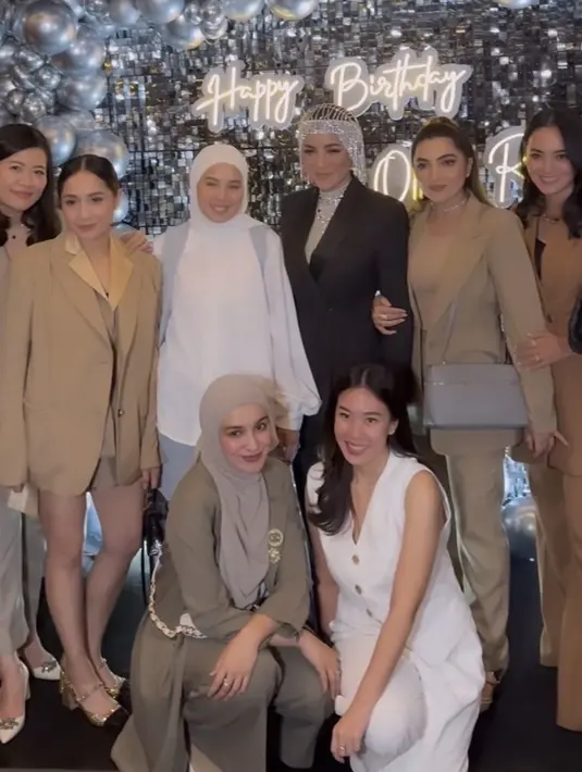 Nagita memadukan blazer tersebut dengan heels berstrap dengan bagian tertutup warna hitam. Gayanya semakin lady boss dengan gaya rambut yang diikat. [@ashanty_ash]